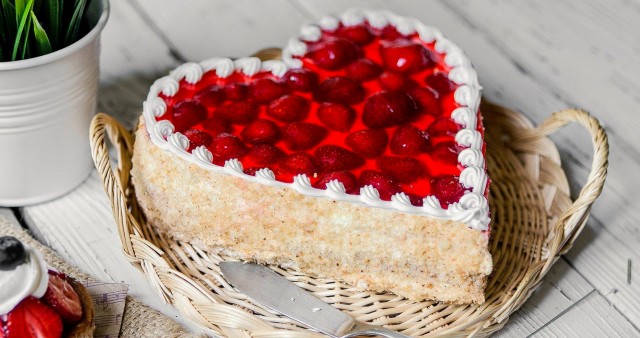 Heart Love Valentine Cake 4K Wallpaper