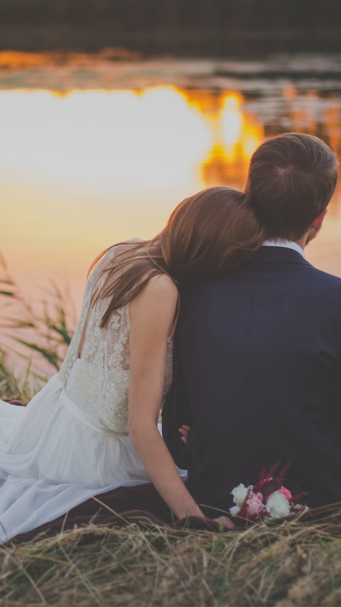 HD Married Couple By The Lake Mobile Wallpaper